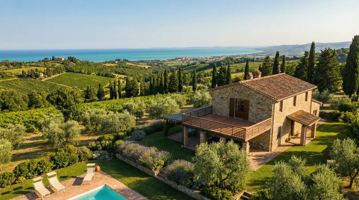 Casale in pietra con piscina immerso nelle colline verdi con vista sul mare in Italia