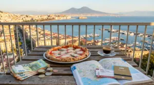 Pizza, caffè, mappa e soldi su tavolo con vista sul Golfo di Napoli e Vesuvio